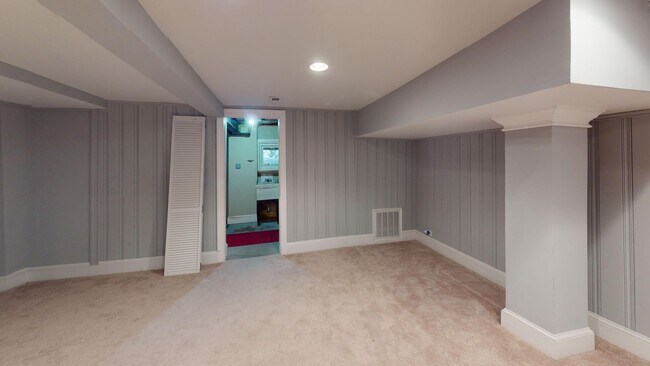 Building Photo - Spacious Three Bedroom Home W/Backyard, Ba...
