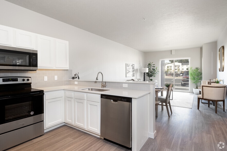 2BD, 2BA - 975SF - Stone Creek Apartments