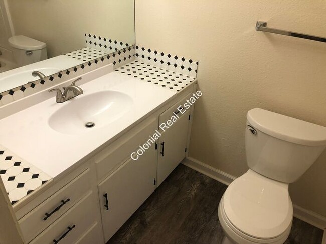 Building Photo - 2 Bedroom 1 and 1/2 Bathroom Apartment in ...