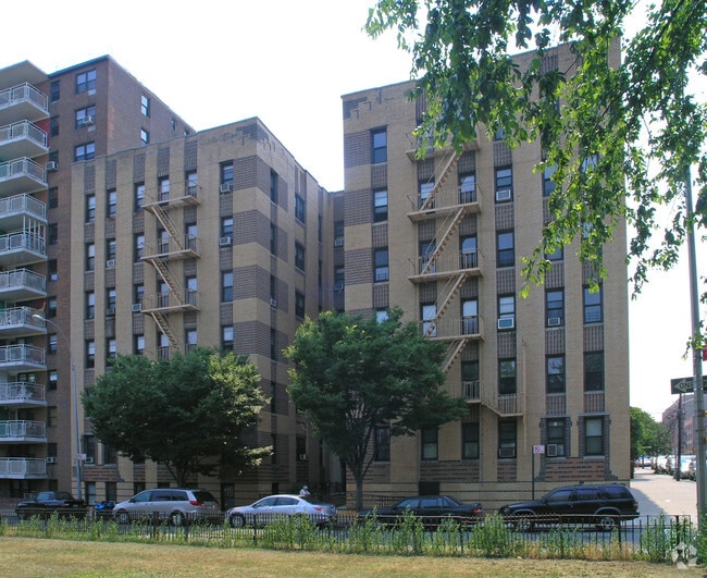 Building Photo - 3565 Bruckner Blvd