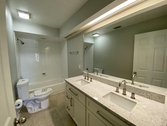 Building Photo - 1018 Spring Landing Dr