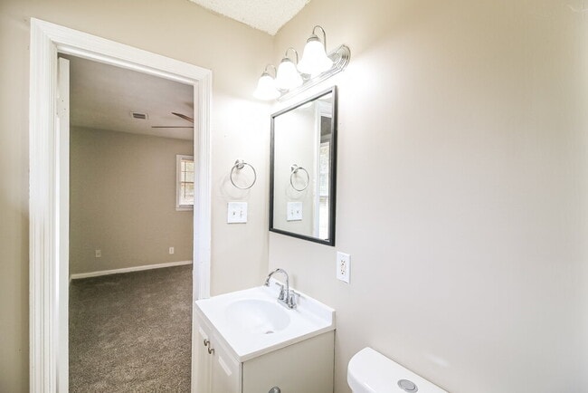 Building Photo - 20 Freeman Dr