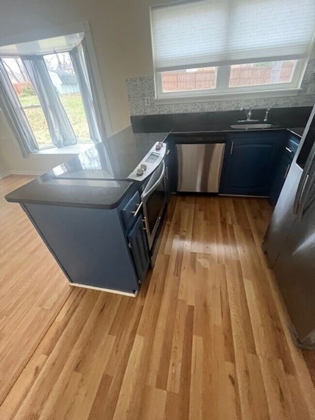 Building Photo - LOVELY CAPE COD WITH 4 BEDS, 2 BATHS AND G...