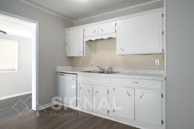 Building Photo - 2425 Circle Dr