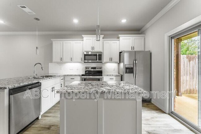 Building Photo - 3305 SW Hillstone Ave