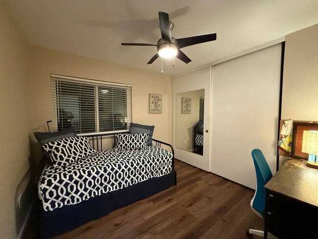 Building Photo - Beautiful 3 bedrooms corner unit condo located in Poway.