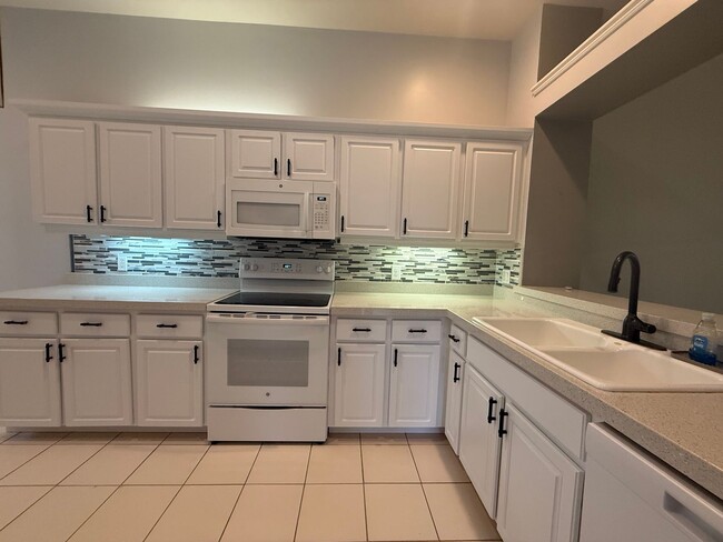 Building Photo - Beautiful 3 Bedroom 2 Bath Halifax Plantation Home AVAILABLE IMMEDIATELY!!!