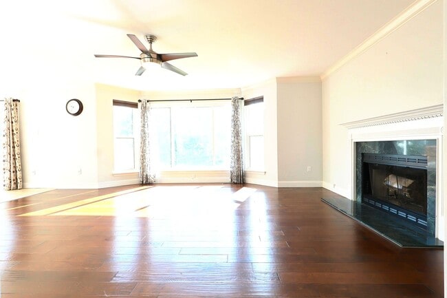 Building Photo - 5 Bed 3.5 Bath Chesterfield Charmer
