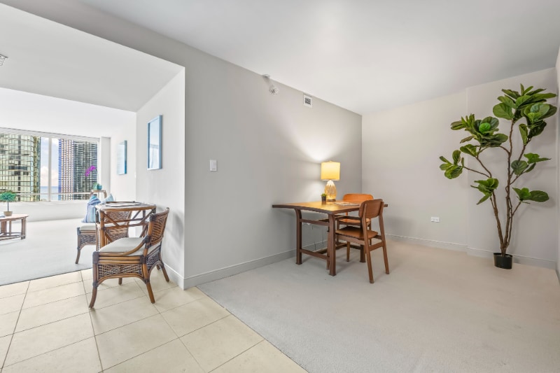 Building Photo - 1009 Kapiolani Blvd