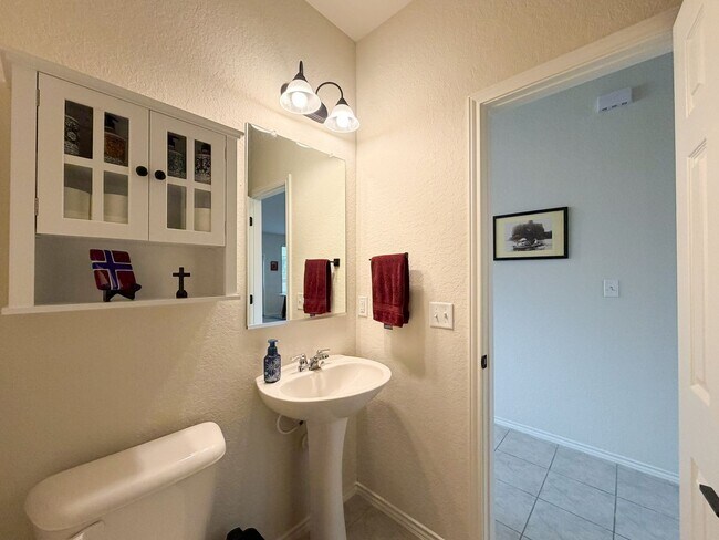 Building Photo - Well Maintained 3 bedroom 2.5 bath in COMAL ISD!