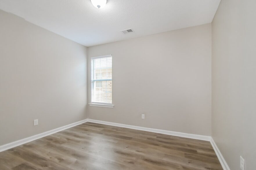 Building Photo - 7895 Ridgedale Dr