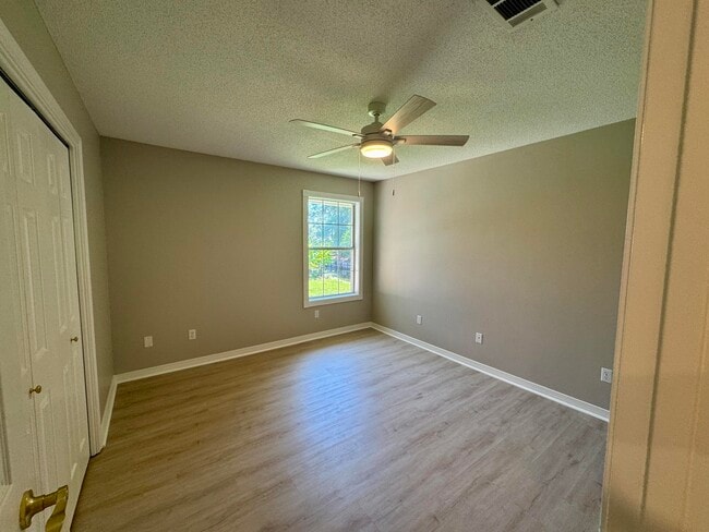 Building Photo - 529 Long Lake Dr