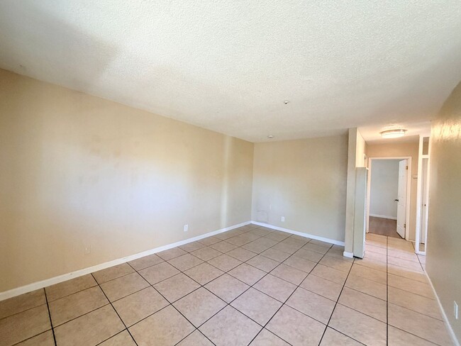 Building Photo - Comfortable 2BD/1BA with water&garbage Included in Santa Rosa
