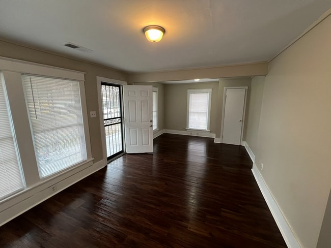 Building Photo - Nice little 3 bed/1 bath bungalow