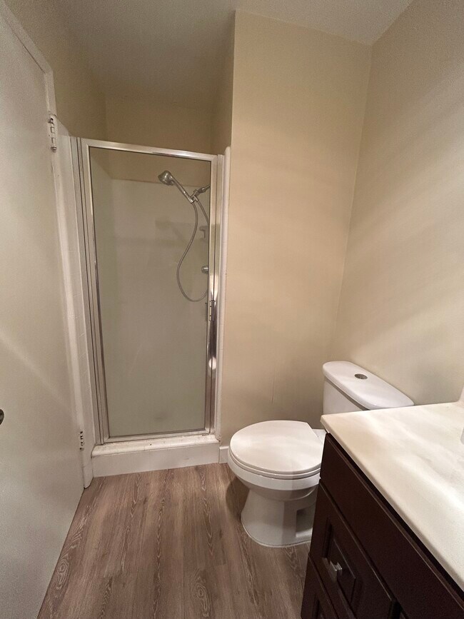 Building Photo - 548 Short St