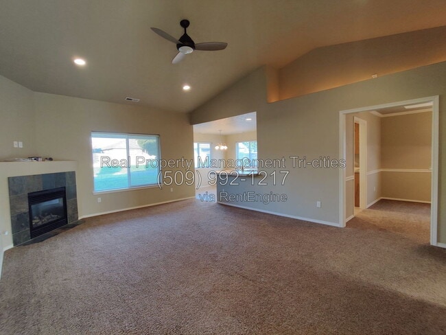 Building Photo - 2667 Torrey Pines Way