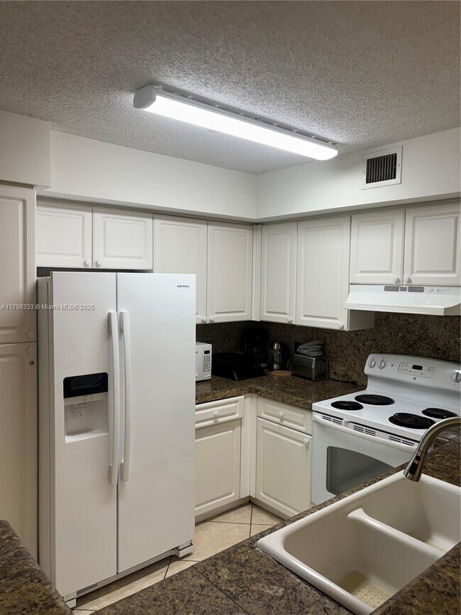 Building Photo - 19501 E Country Club Dr