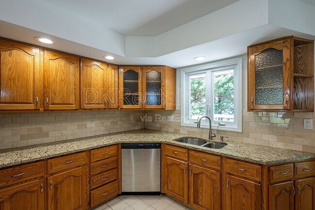 Building Photo - 245 Brook Dr