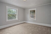 Building Photo - 117 Kenwood Ave