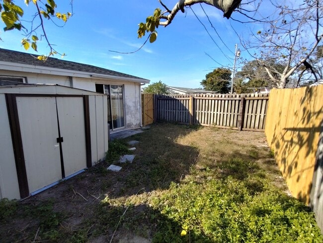 Building Photo - Enjoy the convenience and comfort of this 2/1 apartment in New Port Richey.
