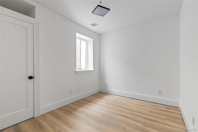 Building Photo - 42 Mamaroneck Rd