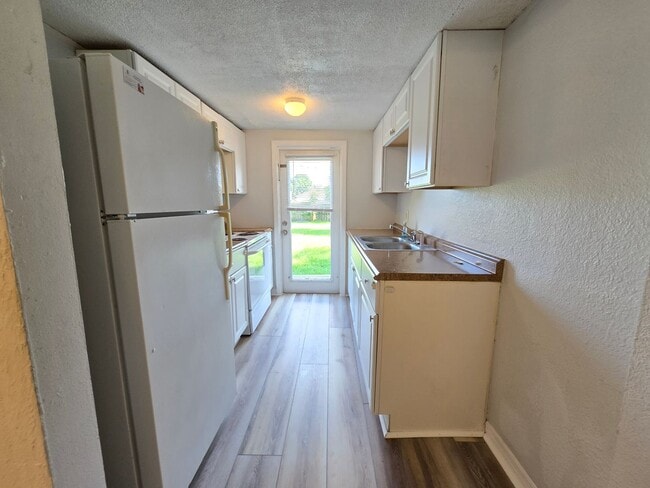 Building Photo - Cute 1 bed/ 1 bath Duplex Available now in...