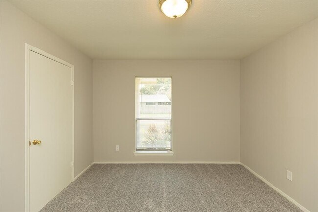 Building Photo - 2555 Halstead Dr