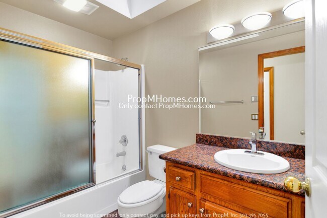 Building Photo - Lake Oswego Beauty! Three Bedroom Ranch Style On 1/4 Acre!