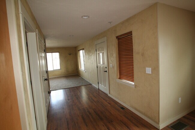 Building Photo - Single Family home in the heart of town!