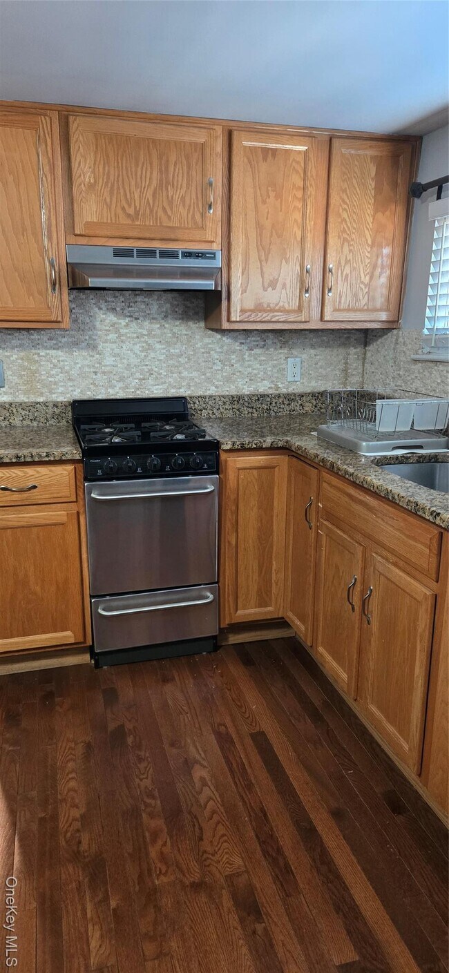 Building Photo - 140 10th Ave