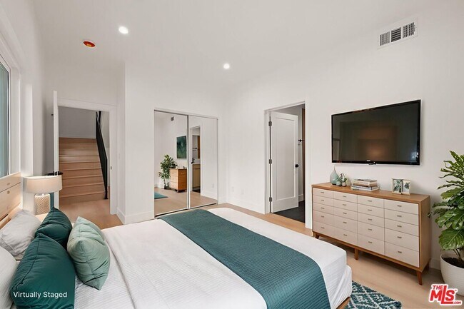 Building Photo - 913 N Hobart Blvd