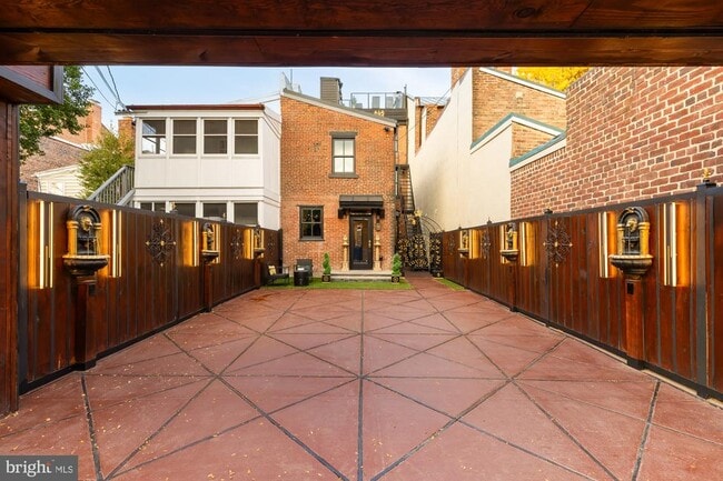 Building Photo - 810 Prince St