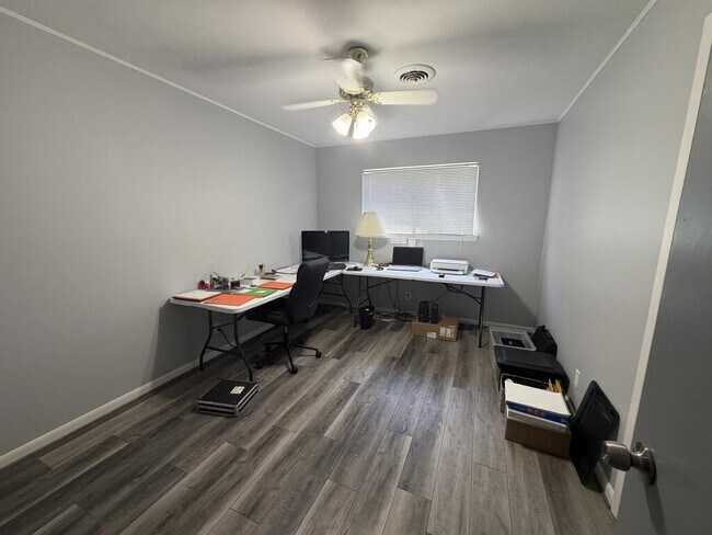 Building Photo - 802 Lake Dr