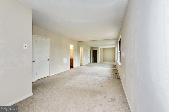 Building Photo - 215 Keats Dr