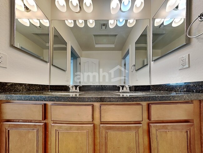 Building Photo - 3282 E Oakland St