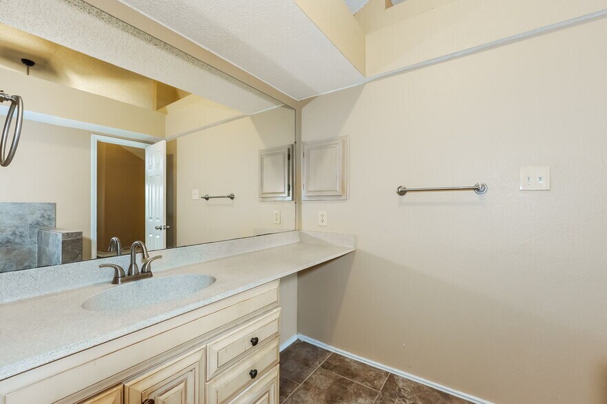 Building Photo - 1705 Cool Springs Dr