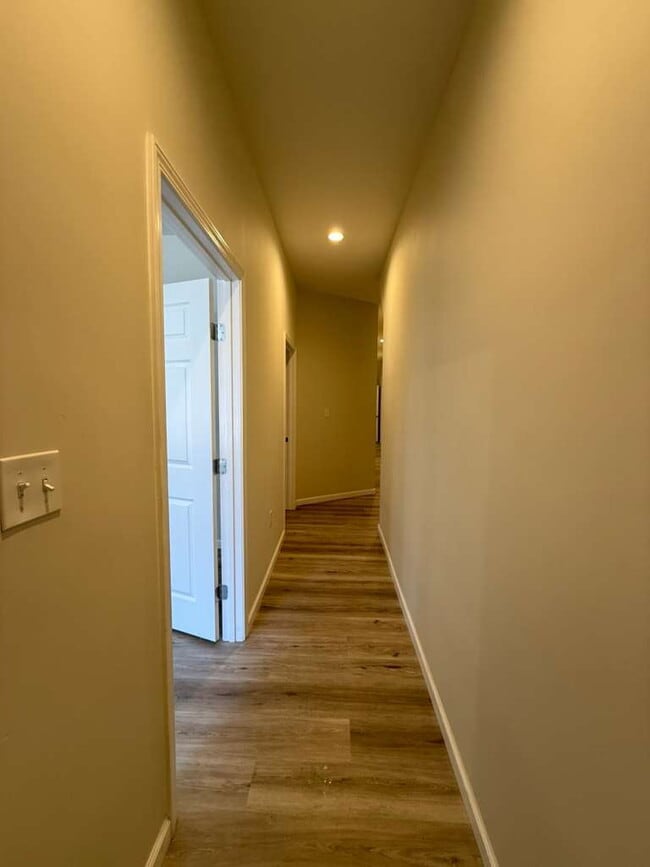 Building Photo - "Charming 2-Bed Oasis in St. Louis City – Spacious 1000 Sq Ft Living at 3215-3217 Nebraska Ave!"