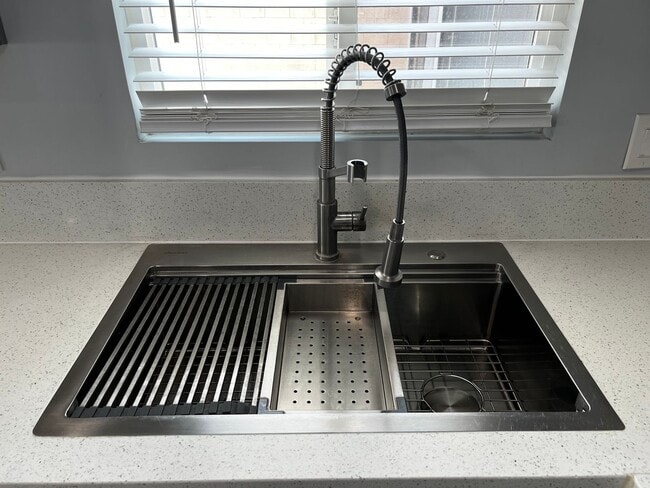 Building Photo - Remodeled 3 Bedroom 2 Bath House with 4 Ca...