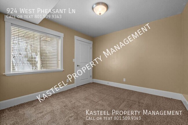 Building Photo - 924 W Pheasant Ln