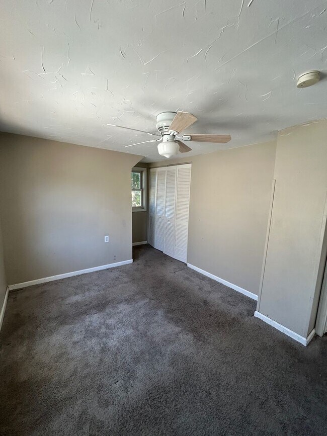 Building Photo - Charming 3-Bedroom Property in Prime Location