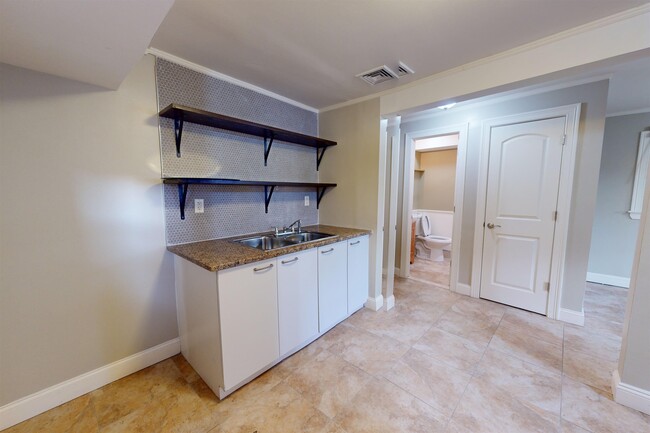 Building Photo - 59B Bleecker St