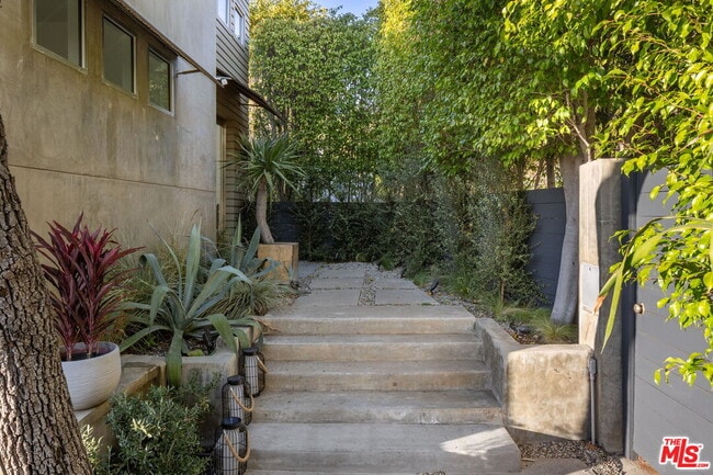 Building Photo - 1415 Summitridge Dr