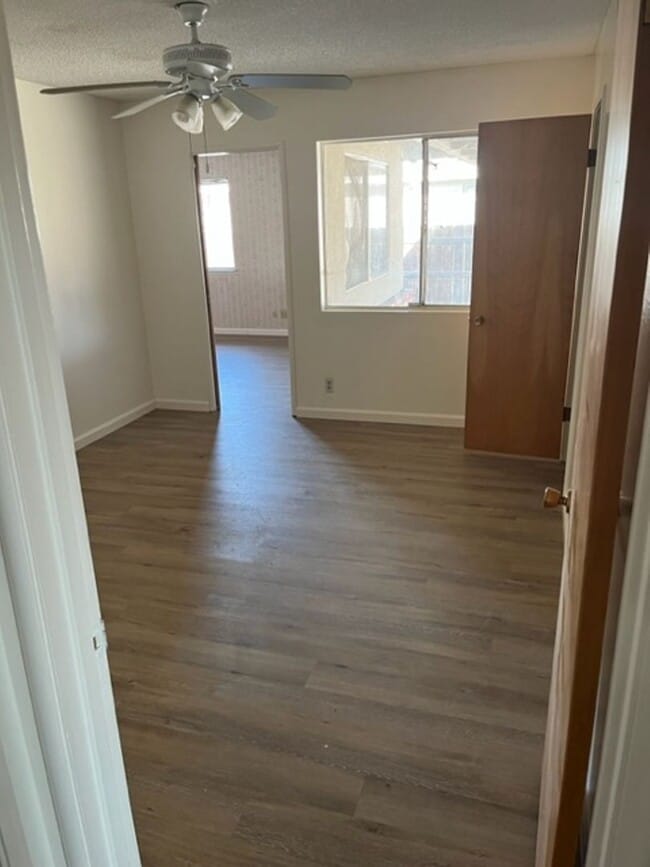 Building Photo - 3 BR 2 Bath