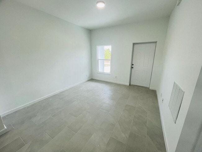 Building Photo - Bright & Modern 2 Bed-1 Bath Pet-Friendly Home in Desirable Lehigh Acres!