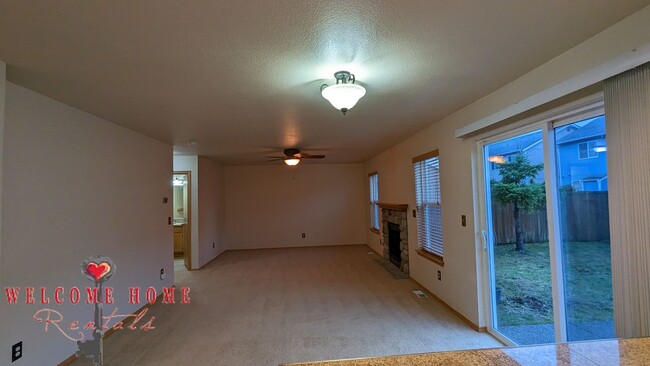 Building Photo - Spacious 3-bedroom with two living rooms a...