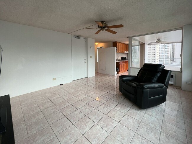 Building Photo - 1BD/BA at Waikiki Townhouse. Spacious, great views.