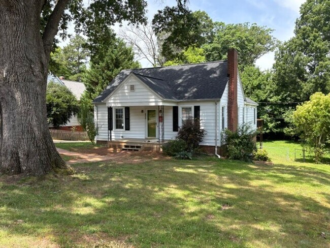 Building Photo - Newly Renovated - Large Backyard - 2/2 House!!