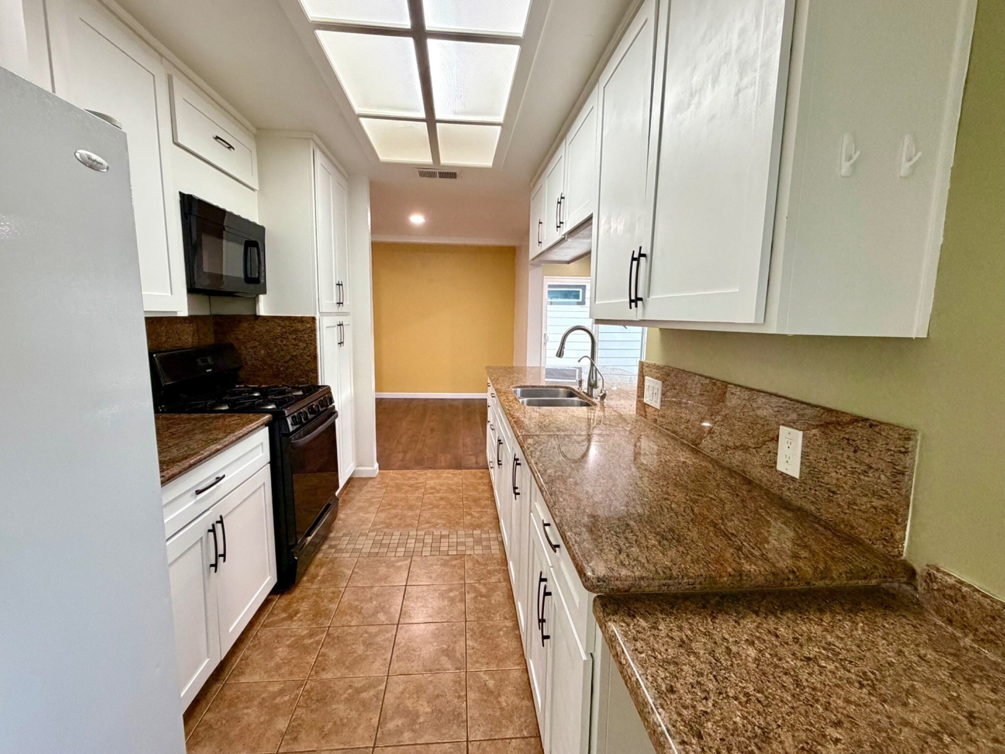 Building Photo - 1304 Louis Dr