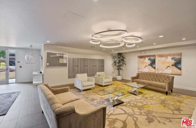 Building Photo - 436 S Virgil Ave