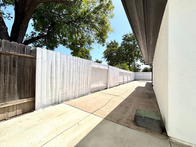 Building Photo - 2013 Victoria